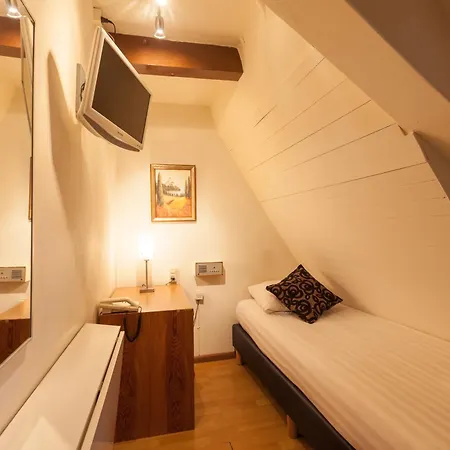 Отель The Townhouse 2*
